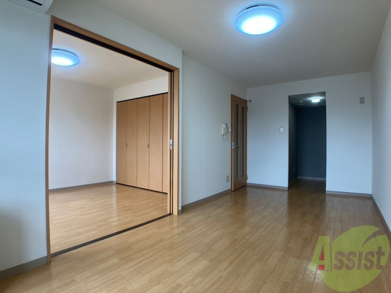 居室・リビング　木目のフローリングは落ち着きのある印象のお部屋になりますね。