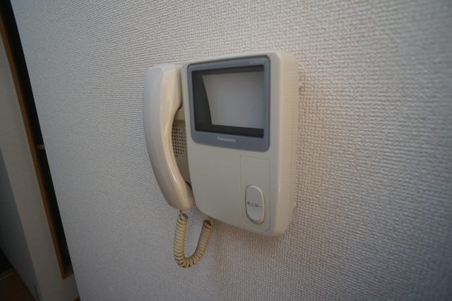 セキュリティ　来訪者の姿を確認できるＴＶモニター付インターホン設置済です！