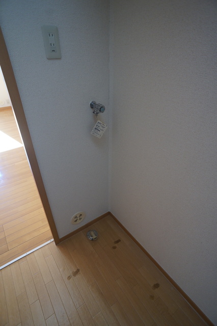 その他　洗濯機置き場は室内にあるので雨に濡れる心配はありません。