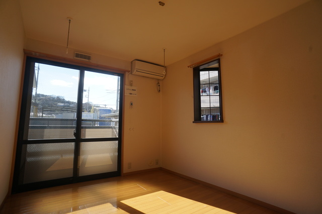 居室・リビング　２面採光なので、明るく風通しのよい過ごしやすいお部屋です♪