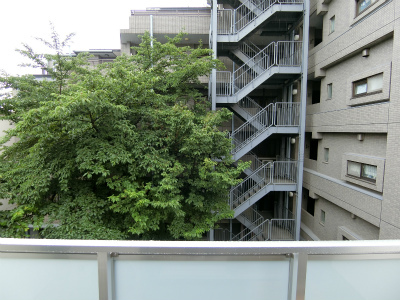 眺望　暖かな日差しのふりそそぐバルコニー