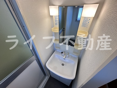 洗面設備　独立洗面台あり、毎朝おしゃれに忙しい女性の方におすすめです