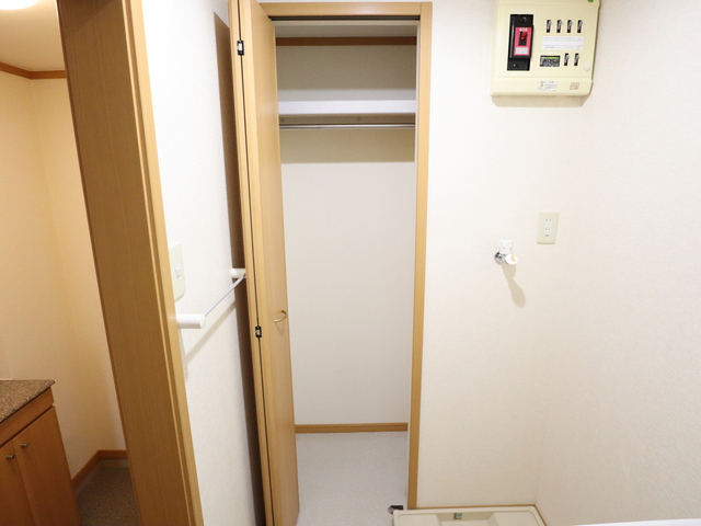 収納　洗面所にも収納スペースがあります