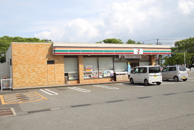 コンビニ　セブンイレブン（コンビニ）まで700m