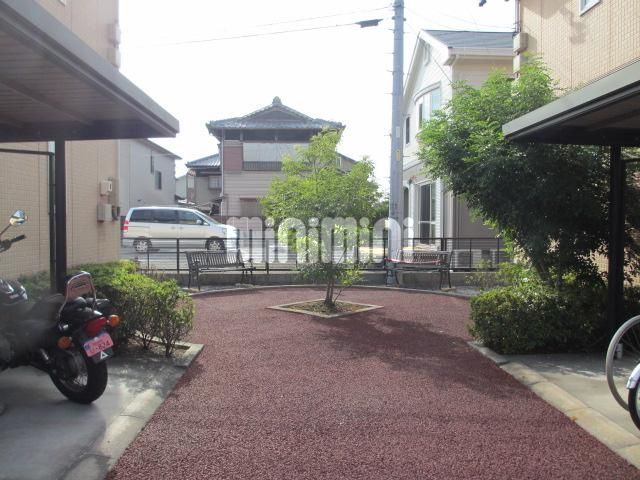 その他共有部分　駐輪場とベンチ