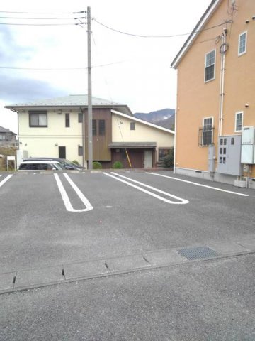 駐車場　駐車場があるので、車を買う予定の方も安心です