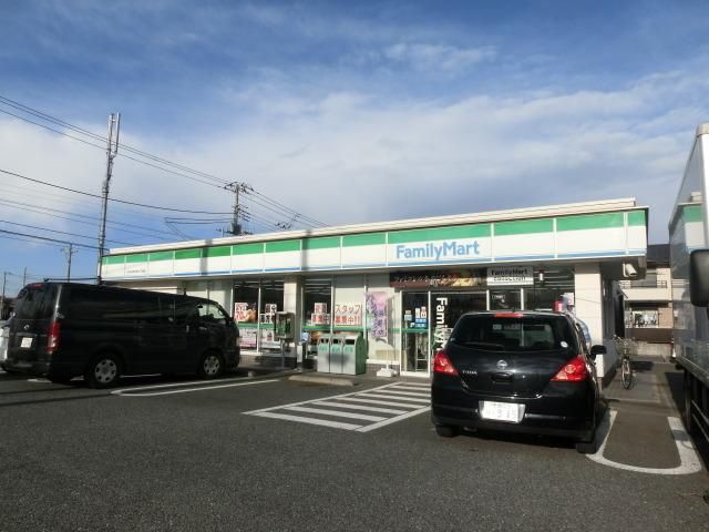 コンビニ　ファミリーマート（コンビニ）まで1300m
