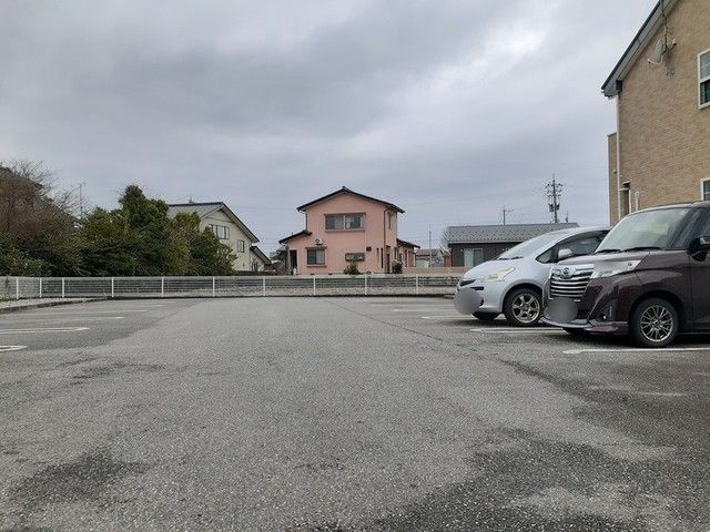 駐車場　駐車場に車を止められます