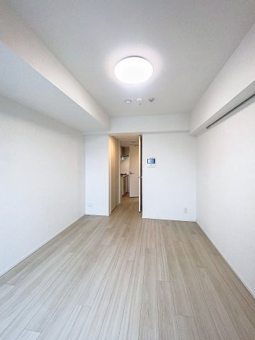居室・リビング　落ち着いた色合いの床材を使用した居住空間です。