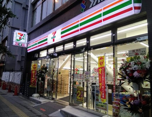コンビニ　セブンイレブン台東蔵前２丁目店（コンビニ）まで20m