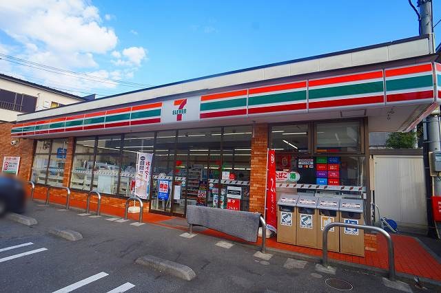 コンビニ　セブンイレブン（コンビニ）まで982m