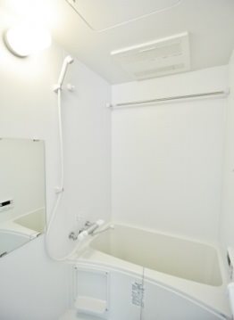 バス・シャワールーム　清潔感のある浴室です。