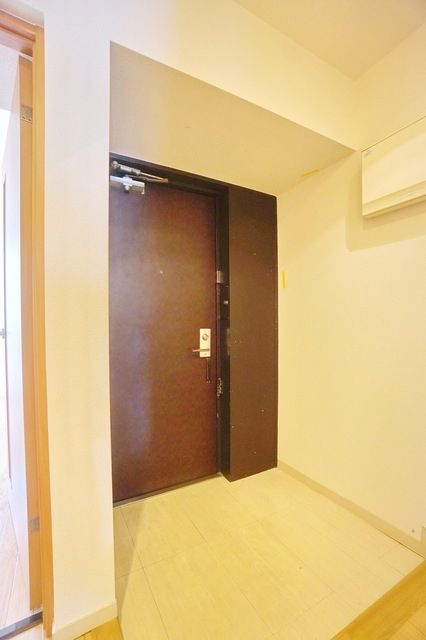 玄関　同物件別部屋写真