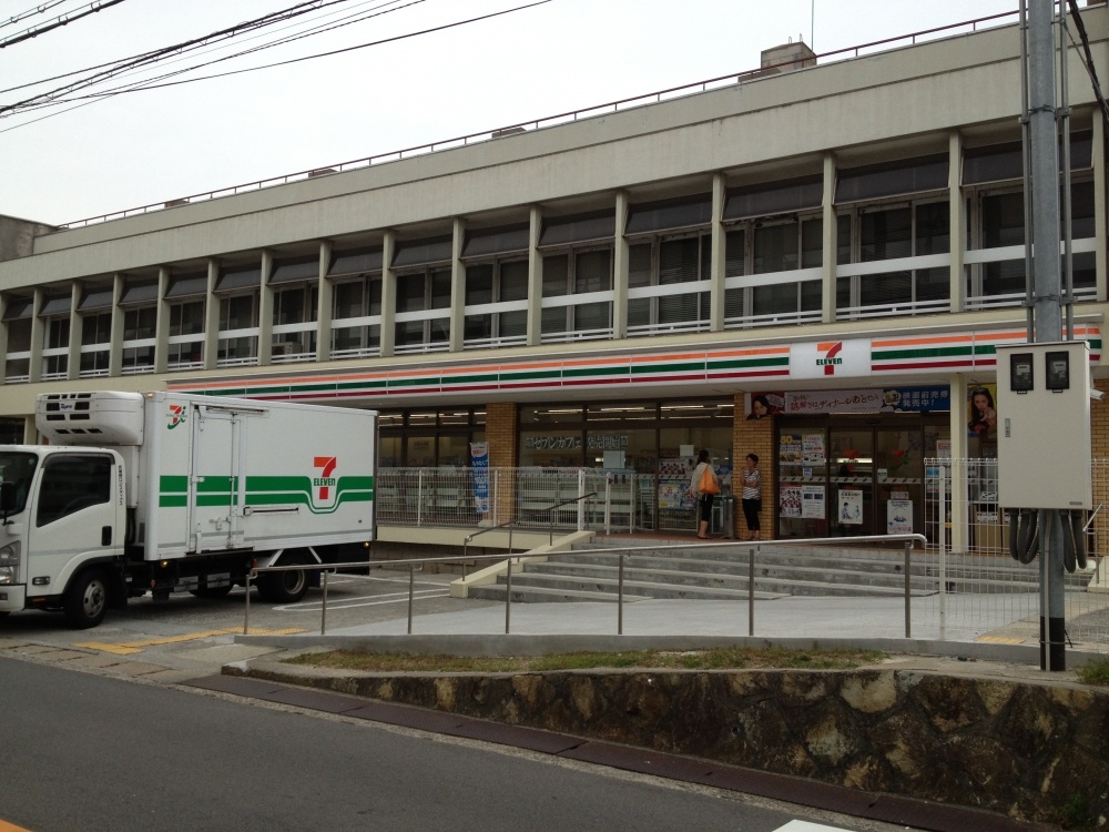 コンビニ　セブンイレブン青山台（コンビニ）まで240m