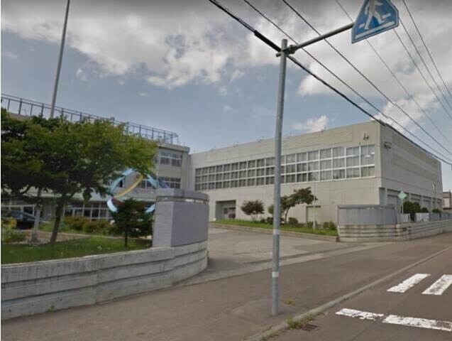 中学校　札幌市立手稲東中学校（中学校）まで1484m