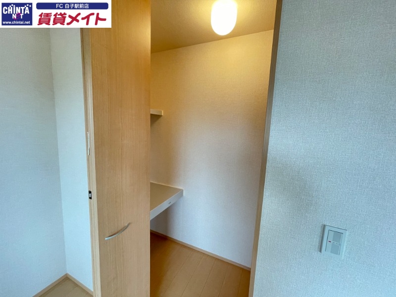 収納　別部屋反転参考写真です