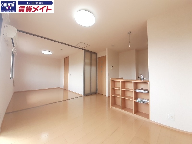 居室・リビング　別部屋反転参考写真です