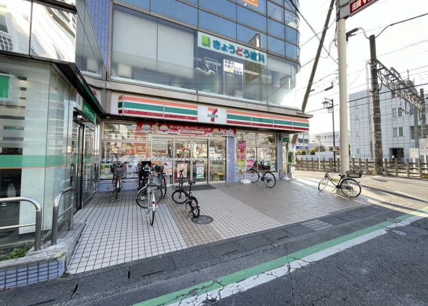 コンビニ　セブンイレブン越谷大袋駅前店（コンビニ）まで608m