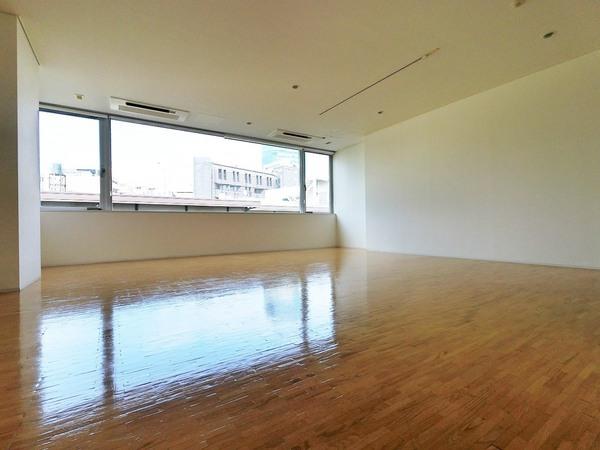 クエストコート原宿の居間写真