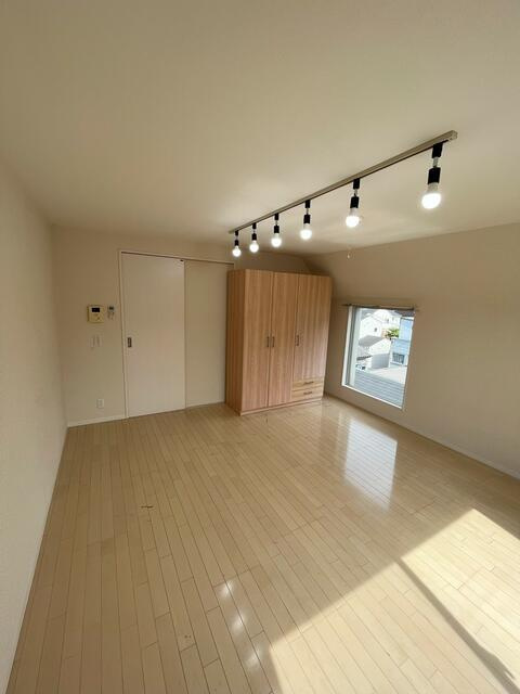 その他部屋・スペース　落ち着いた色調の寝室です