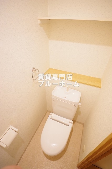 トイレ　トイレの後ろには収納棚があります！
