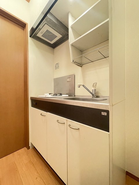 キッチン　別部屋参考写真／１０３号室を利用中※現況優先