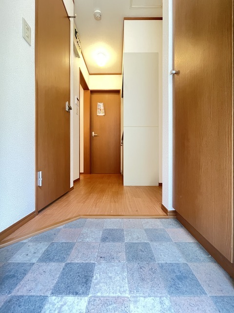 玄関　別部屋参考写真／１０３号室を利用中※現況優先