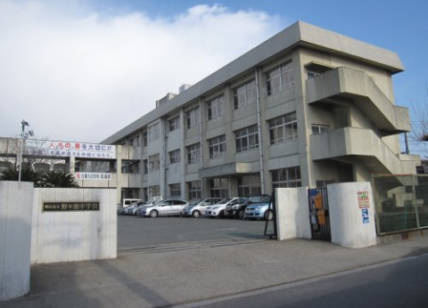 中学校　神戸市立北神戸中学校（中学校）まで458m