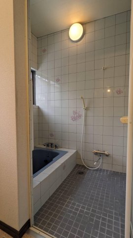 バス・シャワールーム　ところどころに花咲くタイル。バスタイムをお楽しみ下さい。