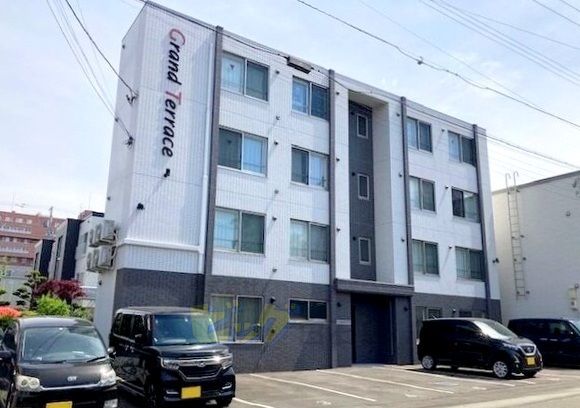建物外観　夏も快適なエアコン付きの２ＬＤＫマンションです♪