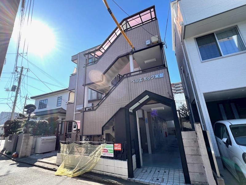 建物外観　鉄骨3階建て