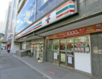 コンビニ　セブンイレブン六本木3丁目店（コンビニ）まで235m