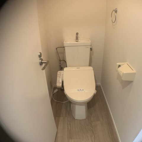 トイレ　温水洗浄便座付きのトイレです♪
