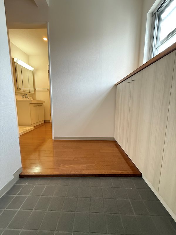 玄関　同建物別部屋の写真となります。