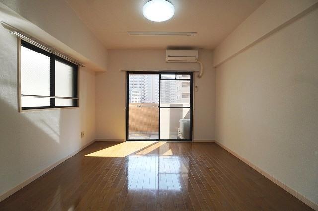 居室・リビング　角部屋で日当たり良好です