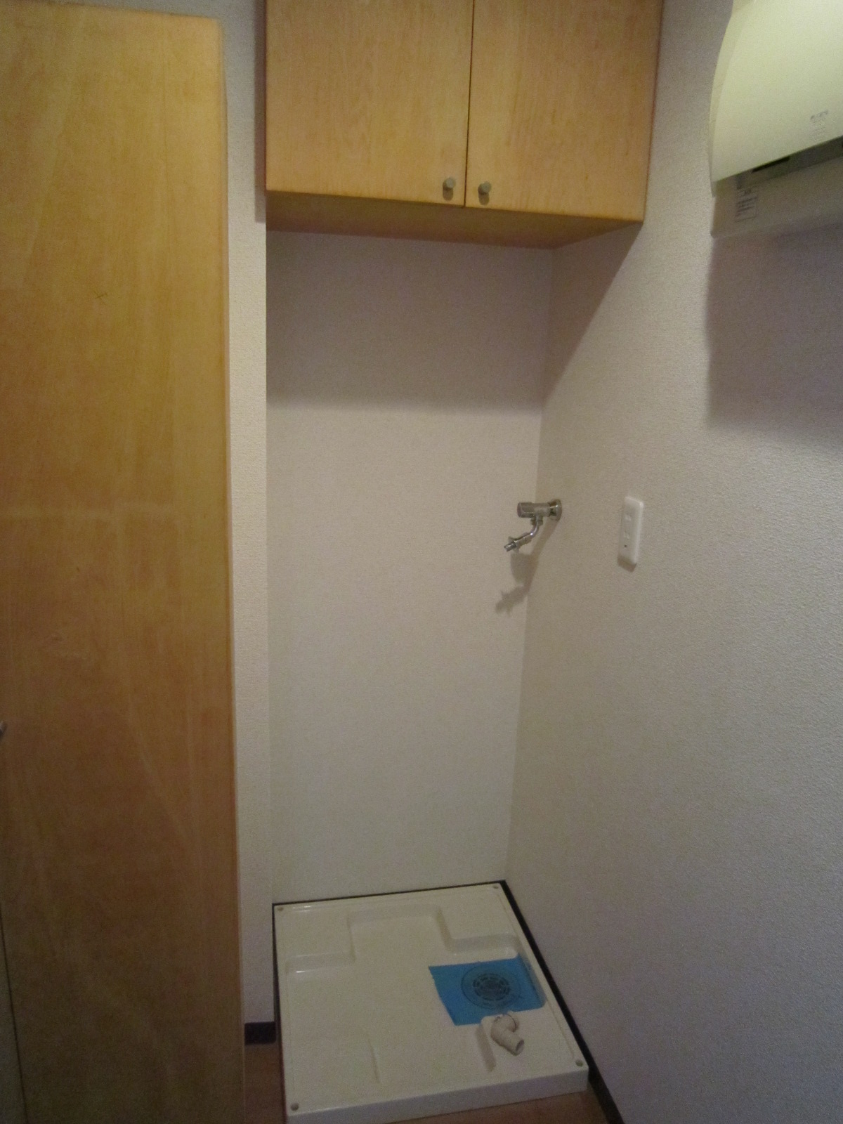 その他　洗濯機置場の上部にも収納が！