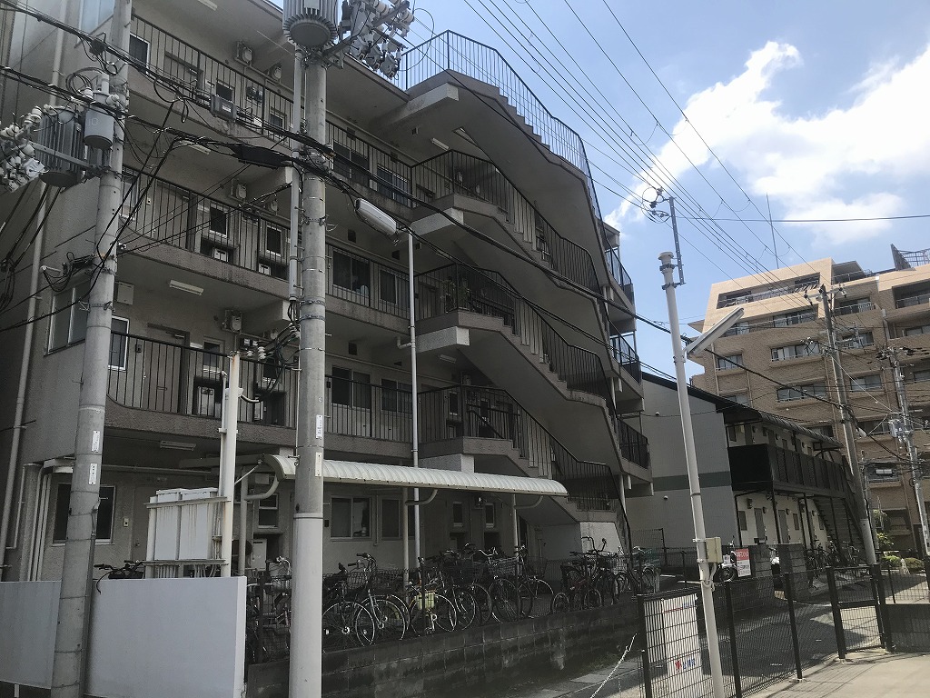 【本南マンションの建物外観】