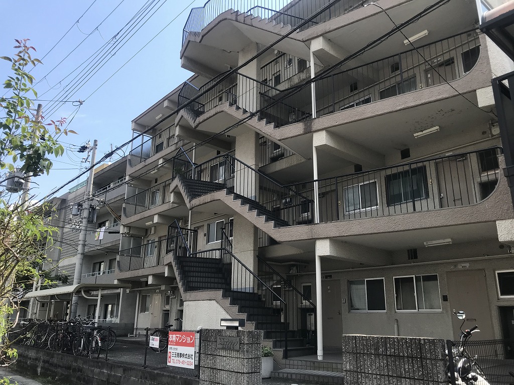 【本南マンションの建物外観】