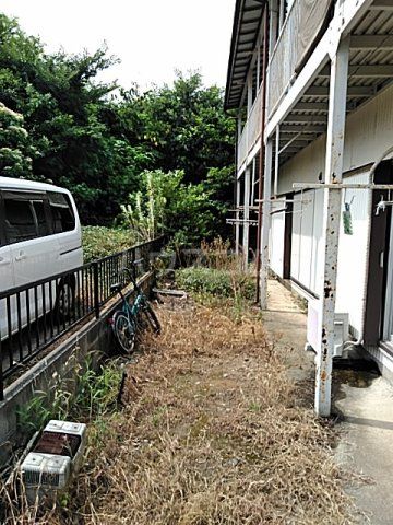 【松戸市二十世紀が丘萩町のアパートの庭】