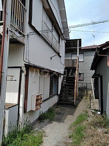 【松戸市二十世紀が丘萩町のアパートのエントランス】