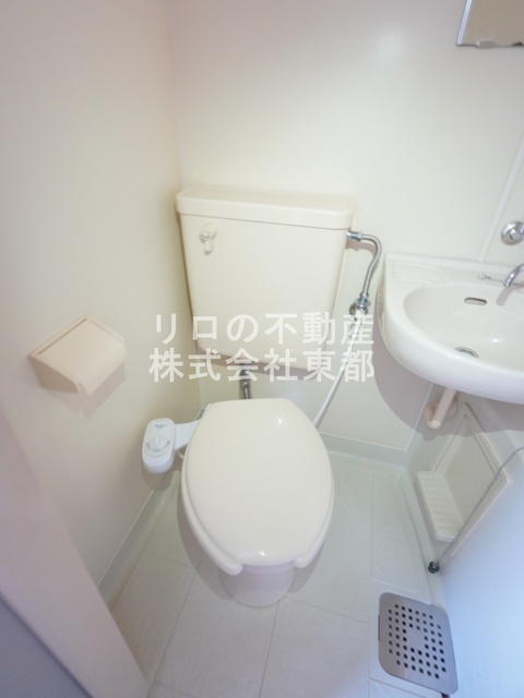 トイレ　白基調で清潔感のあるトイレです♪