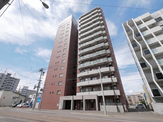 建物外観　★南向き、角部屋で日当たり良好！★大通徒歩圏の好立地物件！