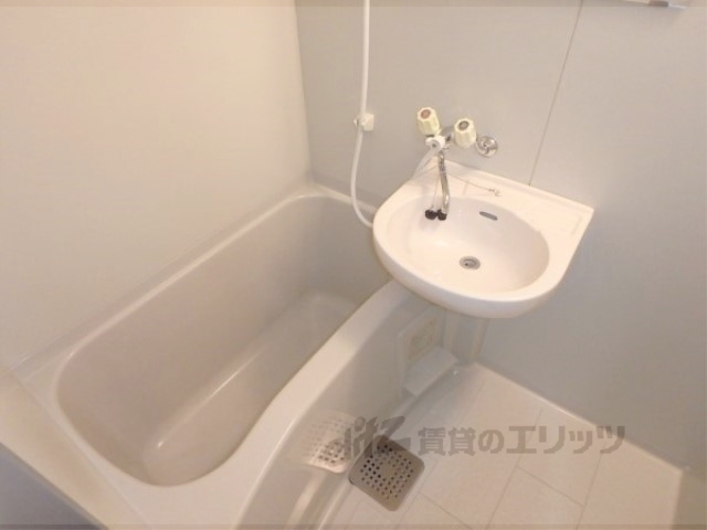 バス・シャワールーム　湯船にゆっくり。お風呂トイレ別です