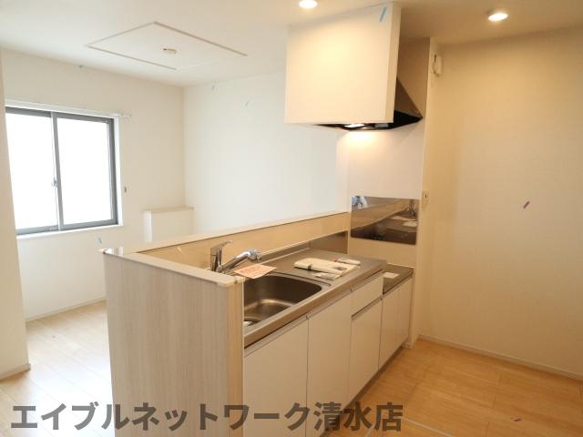 キッチン　コンパクトなキッチンで掃除もラクラク