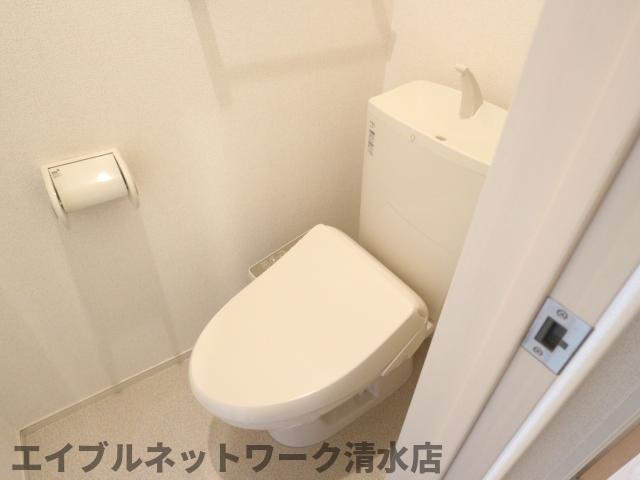 トイレ　落ち着いた色調のトイレです