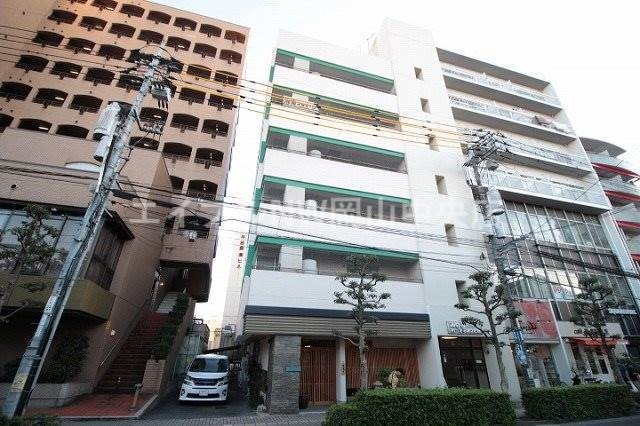 岡山市北区柳町のマンションの建物外観