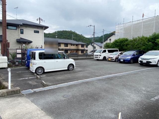 【京都市左京区岩倉村松町のアパートの駐車場】