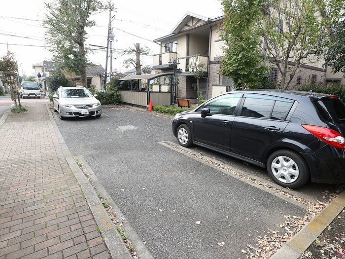 【大和市西鶴間のアパートの駐車場】