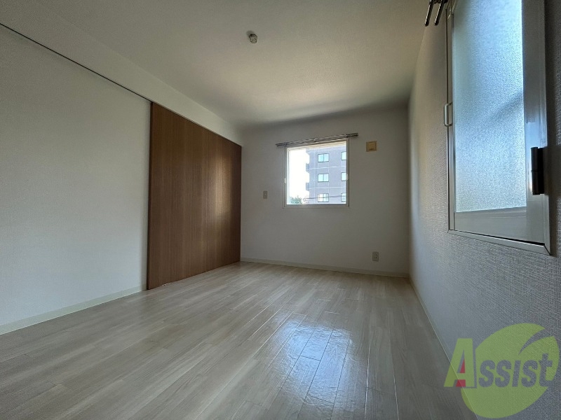 その他部屋・スペース　寝室はこちらです。光が差し込む、温かみのあるお部屋です。