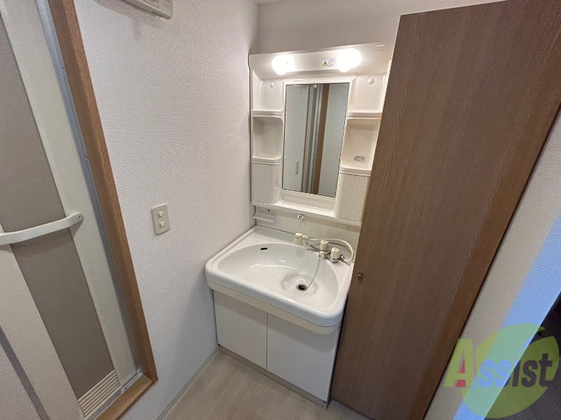 洗面設備　独立洗面台です。大きくてよいですね。シャンプーもできます。